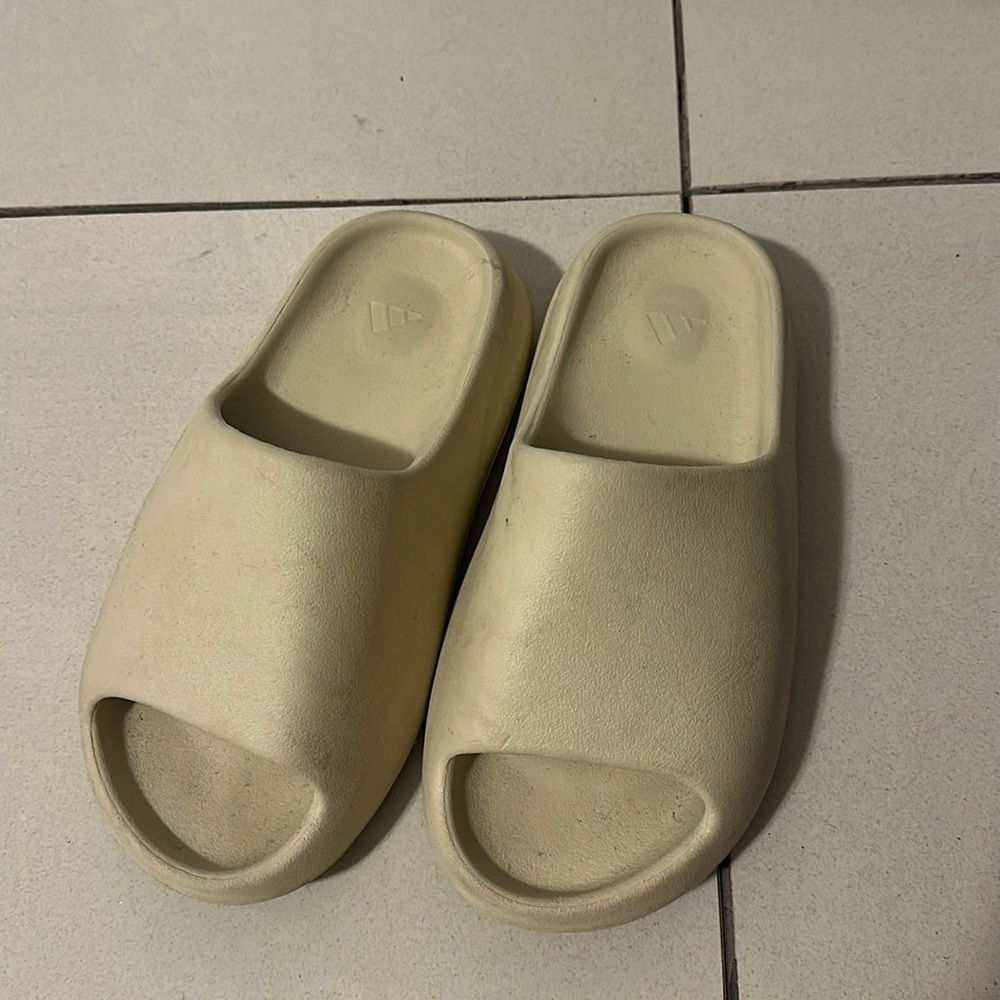 Yeezy slides. Men’s size 7. Fits women’s 8/8.5